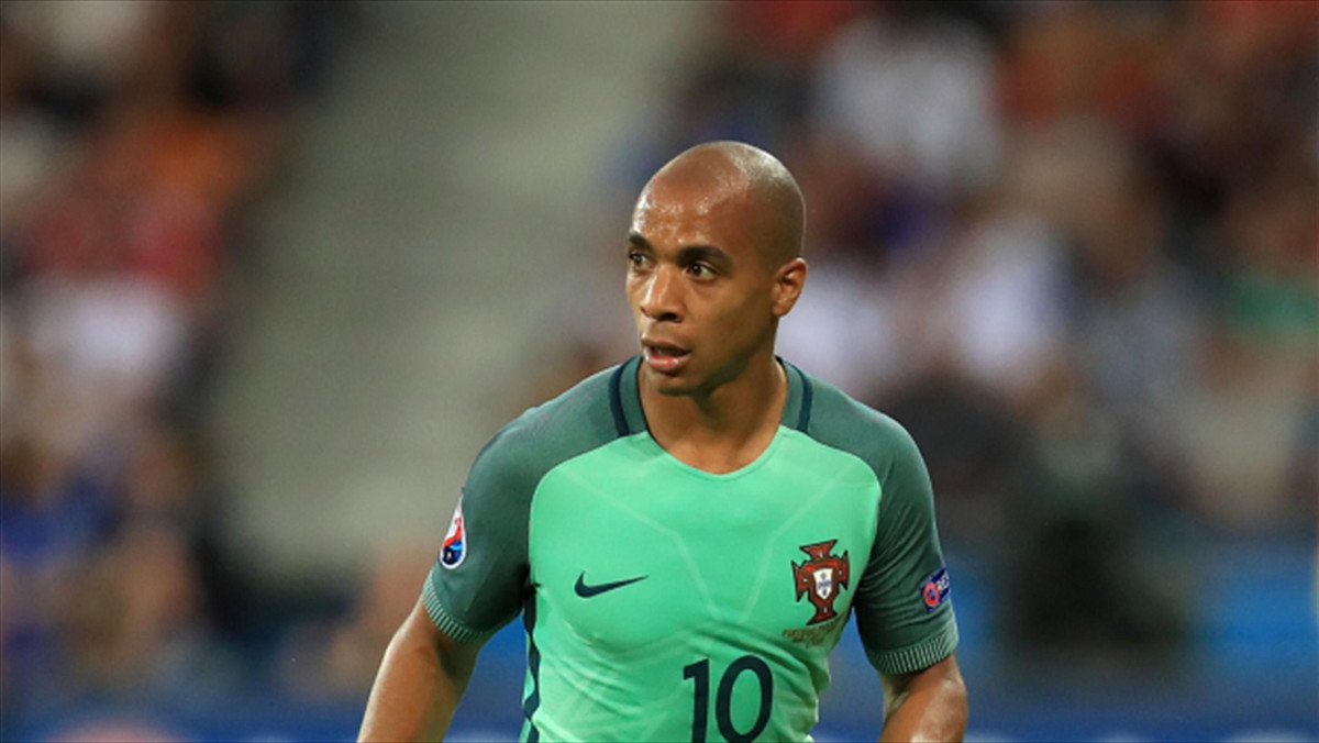 Jeszcze nieco ponad miesiąc temu nazwisko portugalskiego pomocnika nie było szerzej znane kibicom. Teraz po udanym występie na turnieju we Francji, Joao Mario to zawodnik, którego chcieliby pozyskać europejscy potentaci. 23-latkiem interesują się między innymi działacze londyńskiej Chelsea.