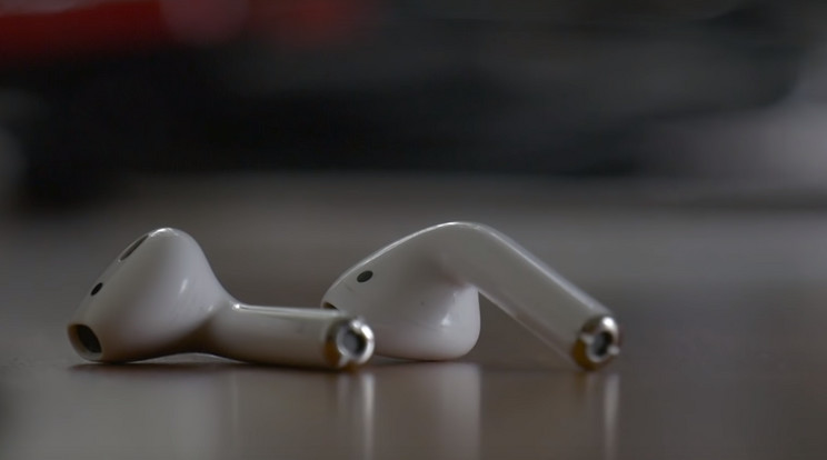 Apple Airpods füllhalgató / Fotó:Youtube