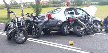 Motocykliści jechali na wesele. W kolumnę uderzyło auto!