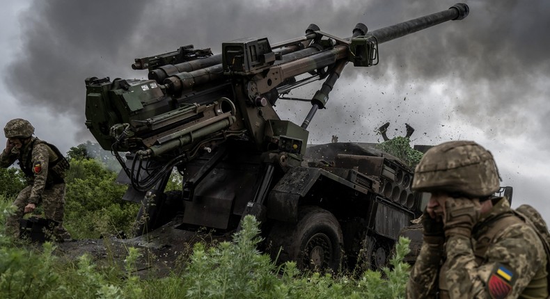 Ukrainian service members fire a Caesar self-propelled howitzer towards Russian troops in Donetsk region, Ukraine, May 31, 2023.REUTERS/Viacheslav Ratynskyi