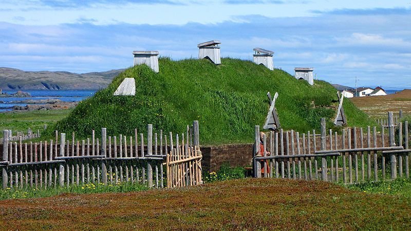 Rekonstrukcja długiego domu w L'Anse aux Meadows (fot. D. Gordon, E. Robertson, udostępniono na licencji Creative Commons Uznanie autorstwa – Na tych samych warunkach 3.0)