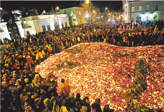 10 kwietnia, Warszawa, godz. 23.30. Pod Pałacem Prezydenckim płoną tysiące zniczy. Przez cały tydzień żałoby pojawiać się będą nowe Fot. Kuba Atys/agencja Gazeta