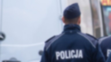 Starsza kobieta szła boso przez miasto. Uratował ją policjant