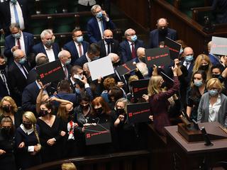 Posłanki opozycji blokują ławy PiS i mównicę  w Sejmie, Warszawa, 27 października 2020 r.