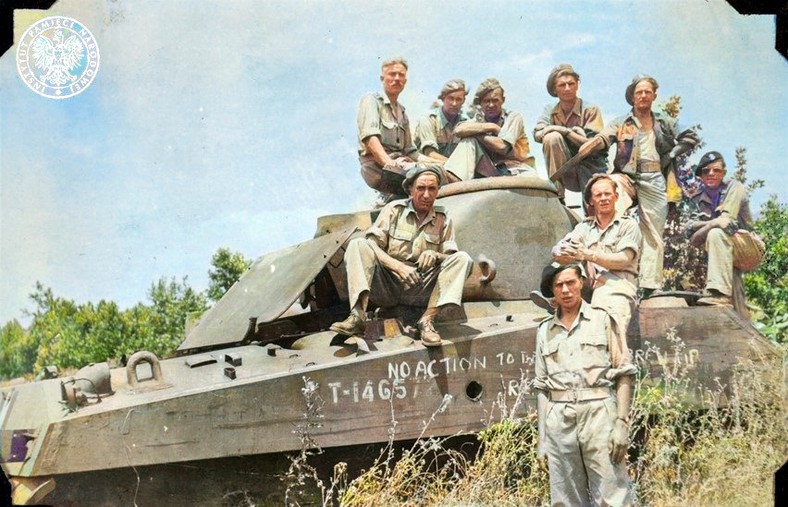 Polscy żołnierze na czołgu M4 Sherman.