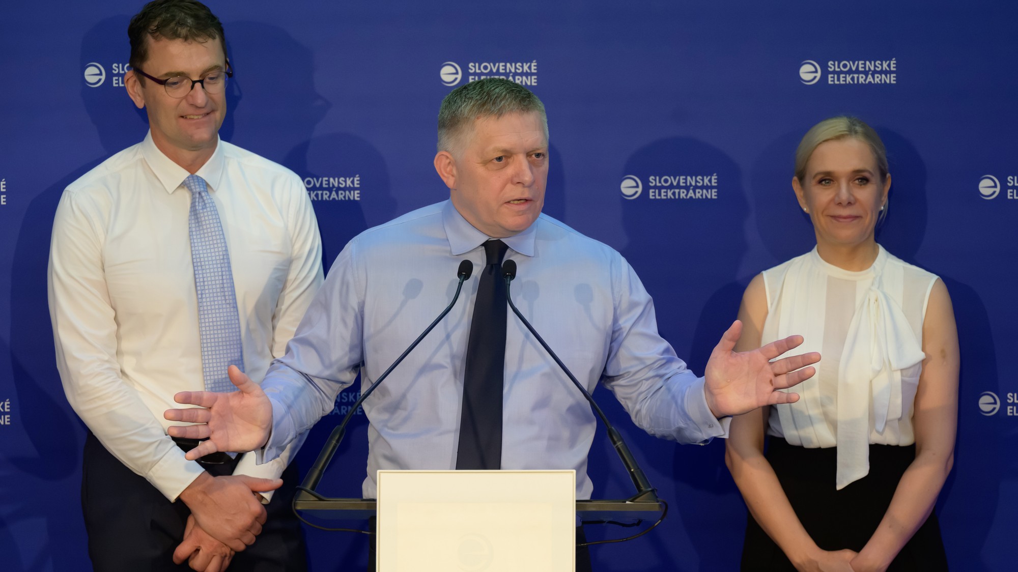 Predseda vlády Robert Fico, ministerka hospodárstva Denisa Saková a generálny riaditeľ Slovenských elektrární Branislav Strýček počas tlačovej besedy po udelení povolenia pre štvrtý blok Mochoviec.