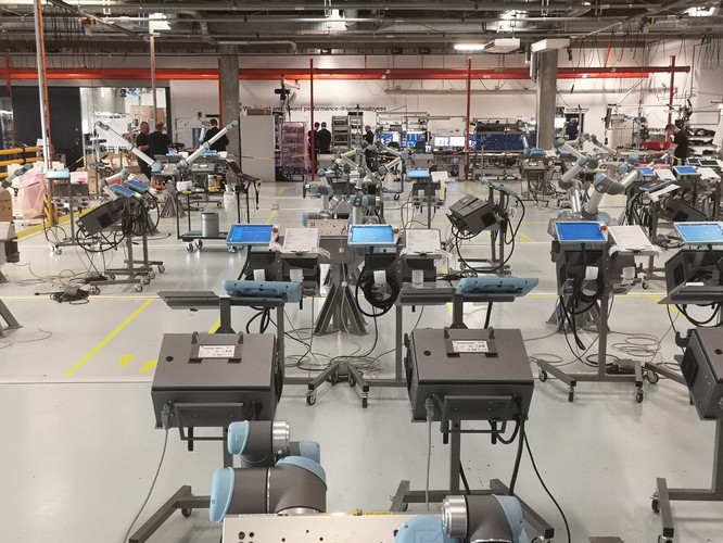 Coboty mają być receptą na postępujące braki kadrowe. „Na rynku jest coraz mniej niebieskich kołnierzyków” – mówi prezes UR. Roboty współpracujące, których praca polega na odwzorowanych ścieżkach ruchu, mogą zastępować człowieka w wykonywaniu monotonnych czynności. Co więcej, już teraz coboty wykorzystują sztuczną inteligencję w takich działaniach, jak np. selekcja zebranych ziemniaków i wyeliminowanie sztuk, które nie spełniają handlowych standardów. Trwają prace nad tym, by coboty mogły być kierowane głosem, np. przez Alexę.