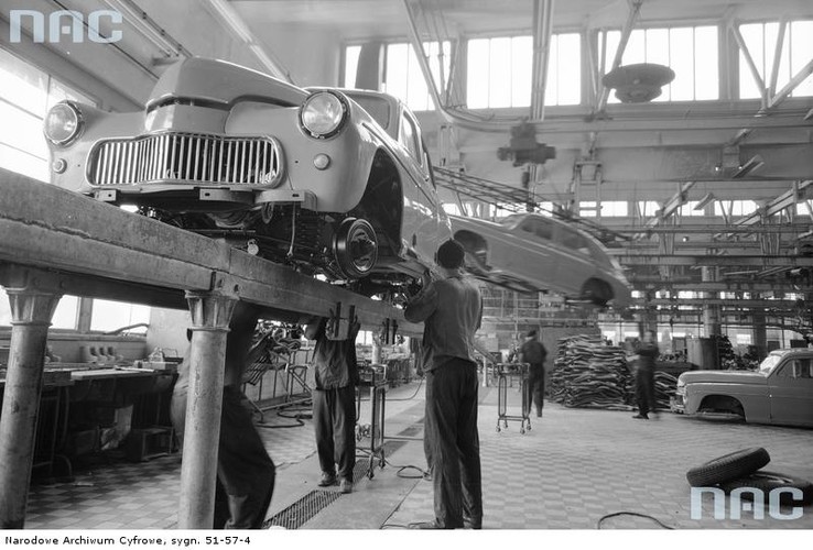 Hala montażowa -samochody marki Warszawa model M20