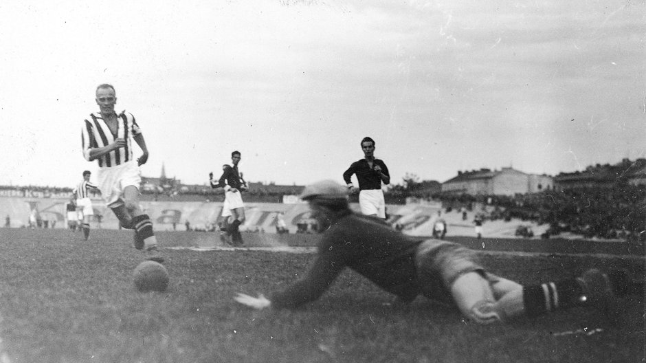 Krakowskie derby w 1937 roku. Źródło: Narodowe Archiwum Cyfrowe.