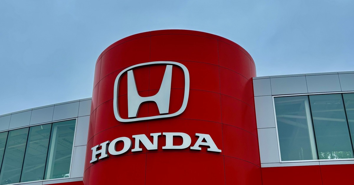 Ten producent odwraca się od samochodów elektrycznych. Stawia na hybrydy