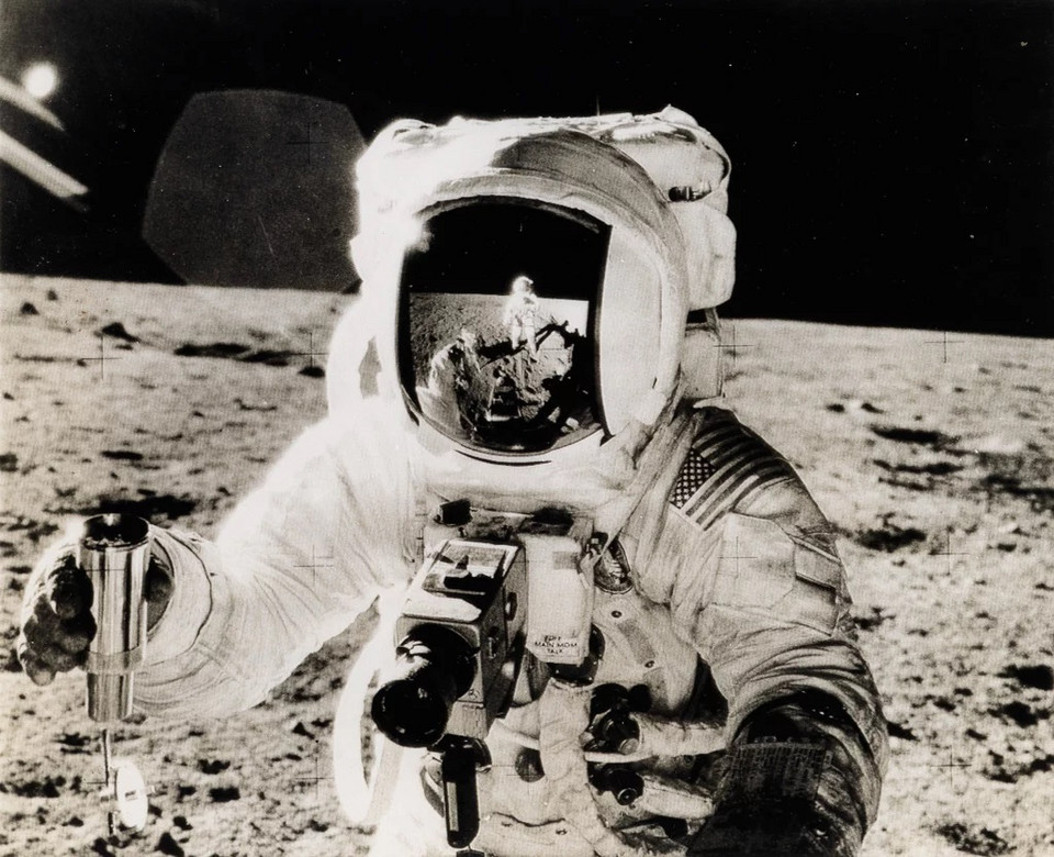 Astronauta na księżcu (fot. Swann Galleries)