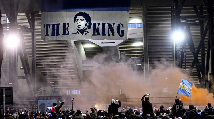 A Napoli szurkolói emlékeznek Diego Maradonára. / Fotó: EPA/Ciro Fusco.