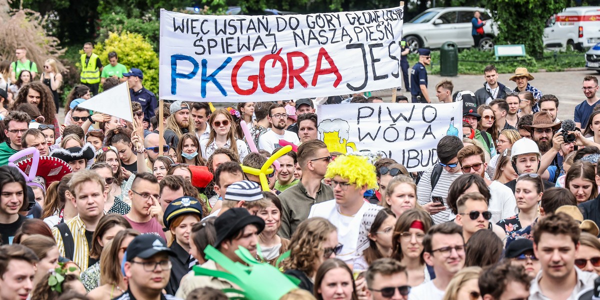  Barwny korowód studentów przeszedł przez miasto.