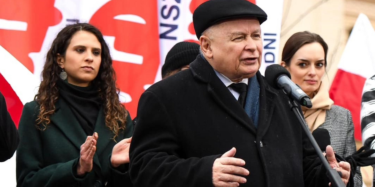 Jarosław Kaczyński w otoczeniu młodych kobiet na protescie pod TK