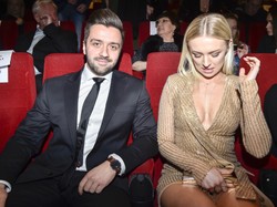 Barbara Kurdej-Szatan onieśmielona własną kreacją. Zasłaniała się, jak mogła. FOTO