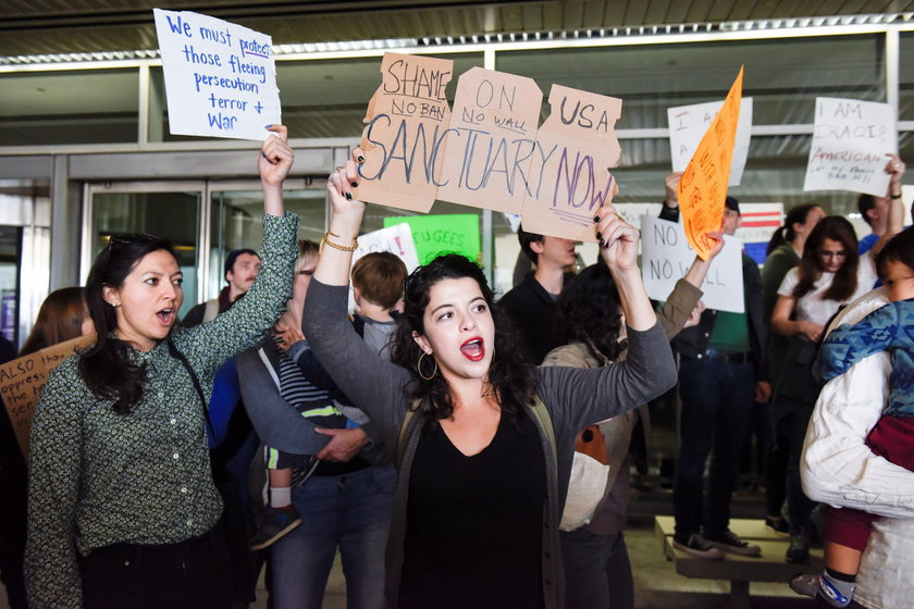 Mieszkańcy USA protestujący przeciw dekretowi  Trumpa