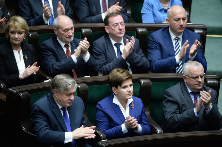Politycy PiS, w pierwszym rzędzie od lewej: minister  rolnictwa Krzysztof Jurgiel, premier Beata Szydło, Adam Lipiński