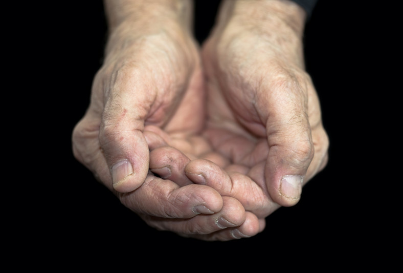 człowiek, ręce, starsza osoba, bieda (fot. shutterstock.com)