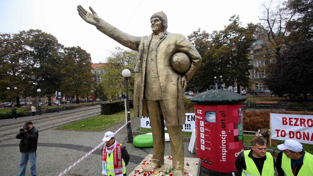 "Solidarność" wystawiła na aukcję styropianowy pomnik byłego premiera Donalda Tuska. Cena: obecnie ok. 500 zł. — Pomnik jest pozłacany i wygląda jak prawdziwy, ale w środku jest pusty, podobnie jak polityka obecnego rządu — argumentuje rzecznik "S" Marek Lewandowski.