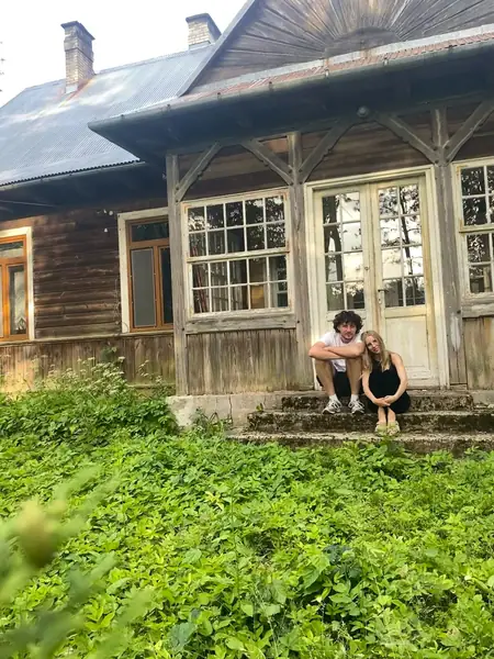 Maciek i Zofia przed domem