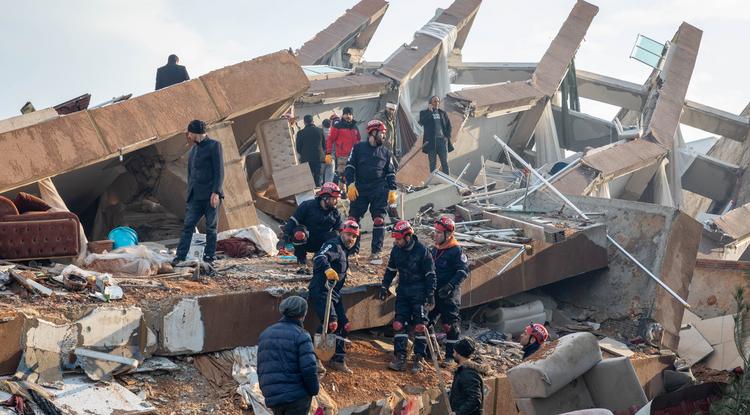 Túlélők után kutatnak a mentőcsapatok a törökországi földrengések után. Northfoto
