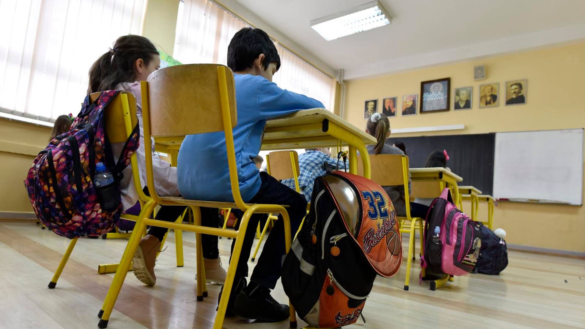 Roditelji s pravom očajni jer Krizni štab nikao da se dogovori sam sa sobom hoće li zatvarti škole ili ne