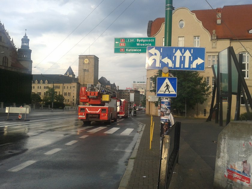 Ulica z wozem strażackim i budynkiem