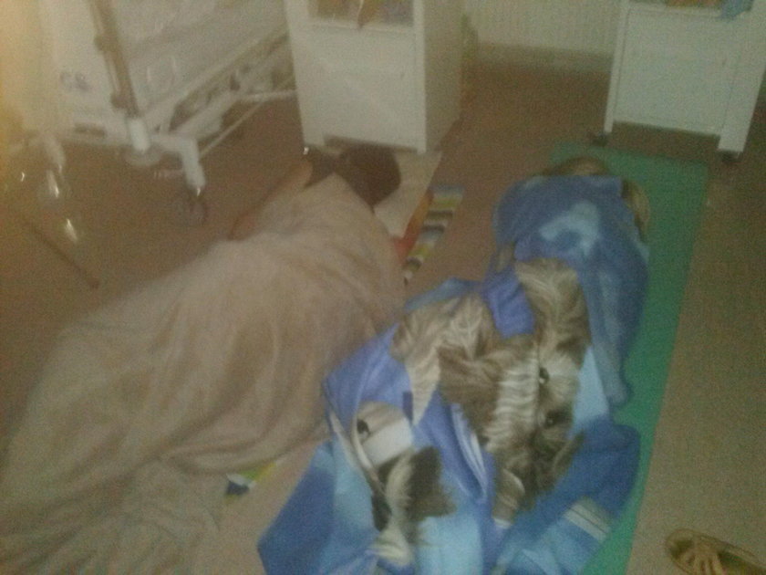 W klinice w Katowicach matki śpią na podłodze