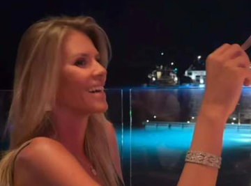 KAO DA SU JOJ DVADESETE! Melina Džinović uživa pored bazena, POZIRA DIREKNTO U KAMERU, a svi odmah zumirali ovaj DETALJ na njenoj RUCI! (VIDEO)