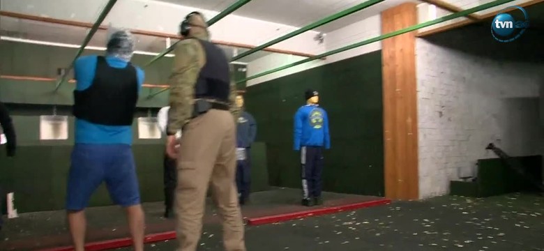 Policjanci ćwiczą strzelanie w foliowych workach na głowie. To przygotowania do ŚDM