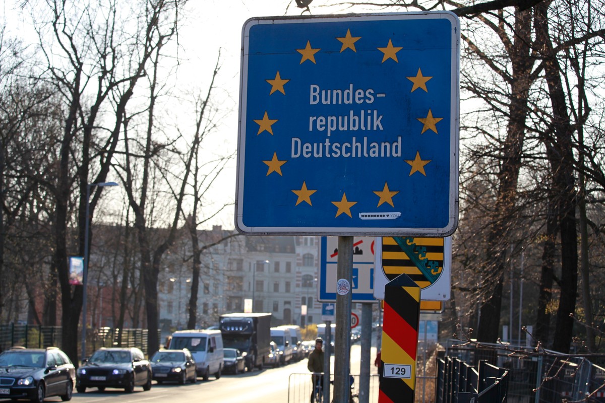 "Dramatyczny spadek". Polacy coraz gorzej oceniają Niemców [SONDAŻ]