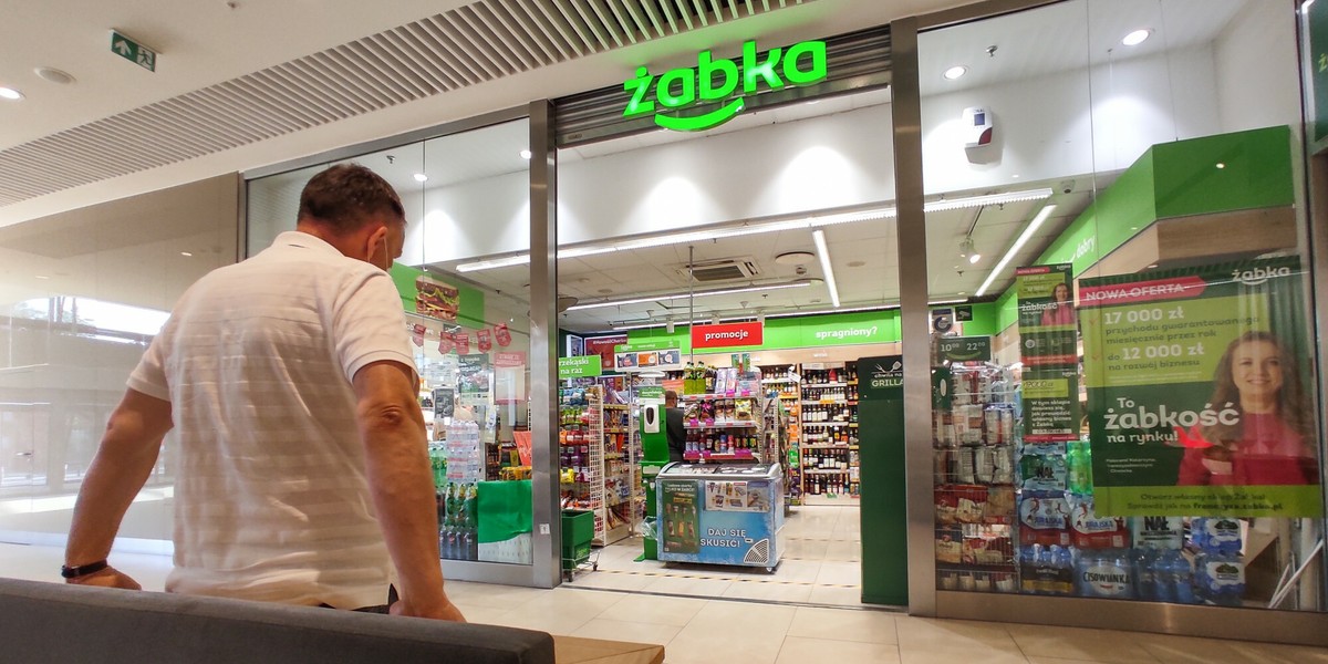 Żabka jako kolejna sieć wchodzi na rynek dark store'ów. 