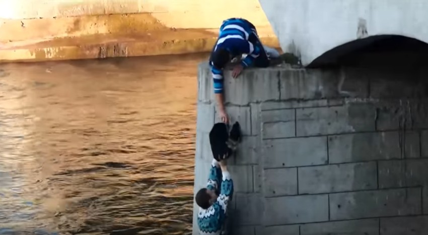 Predao je psa momku koji se takođe uključio u akciju spasavanja