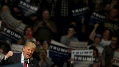 Republikański kandydat na prezydenta USA Donald Trump przemawia podczas wiecu w Warren w stanie Michigan.