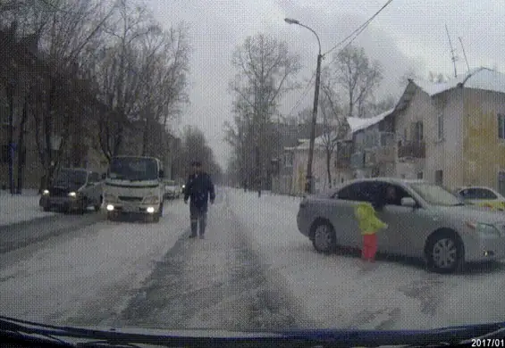 Dziecko na środku oblodzonej drogi. Kierowca uratował je w zaskakujący sposób