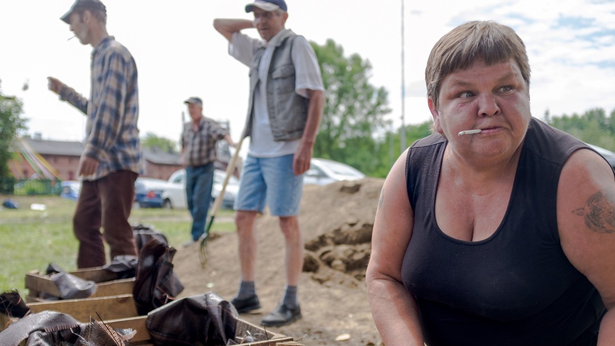 RUDA ŚLĄSKA KAUFHAUS BUDOWA OGRODU SPOŁECZNOŚCIOWEGO (mieszkańcy budują ogród społecznościowy)