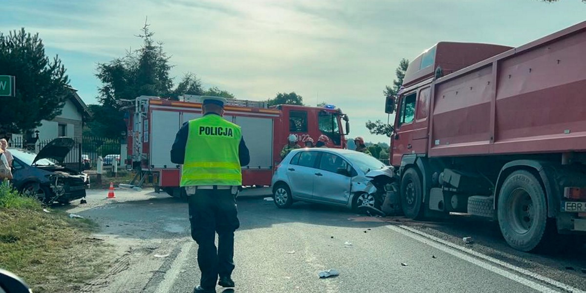 Na miejscu wypadku jest policja i straż pożarna. Ruch odbywa się wahadłowo