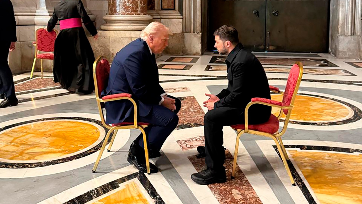 Prezidenti Trump a Zelenskyj sa stretli na pohrebe pápeža Františka.