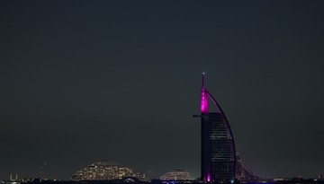 Ataki na hotele w Dubaju. Irański dron uderzył w Burj Al Arab