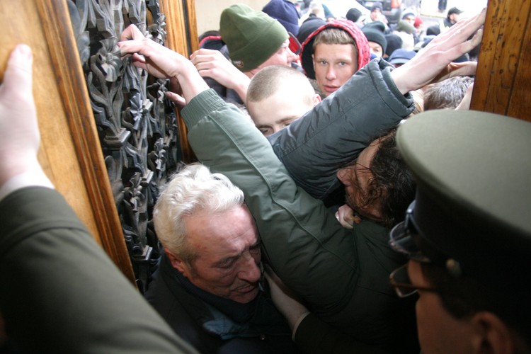 Tysiące osób próbowało dziś kupić nowe monety