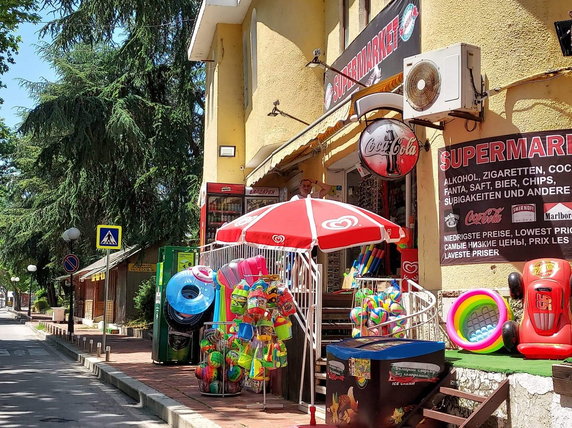 Jedna z handlowych uliczek w kurorcie Albena