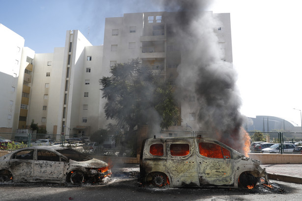 Mieszkańcy regionu przy Strefie Gazy, skąd w sobotę zaatakowano Izrael, proszą o pomoc i informują, że terroryści otwierają ogień w miastach na południu kraju - pisze Times of Israel.