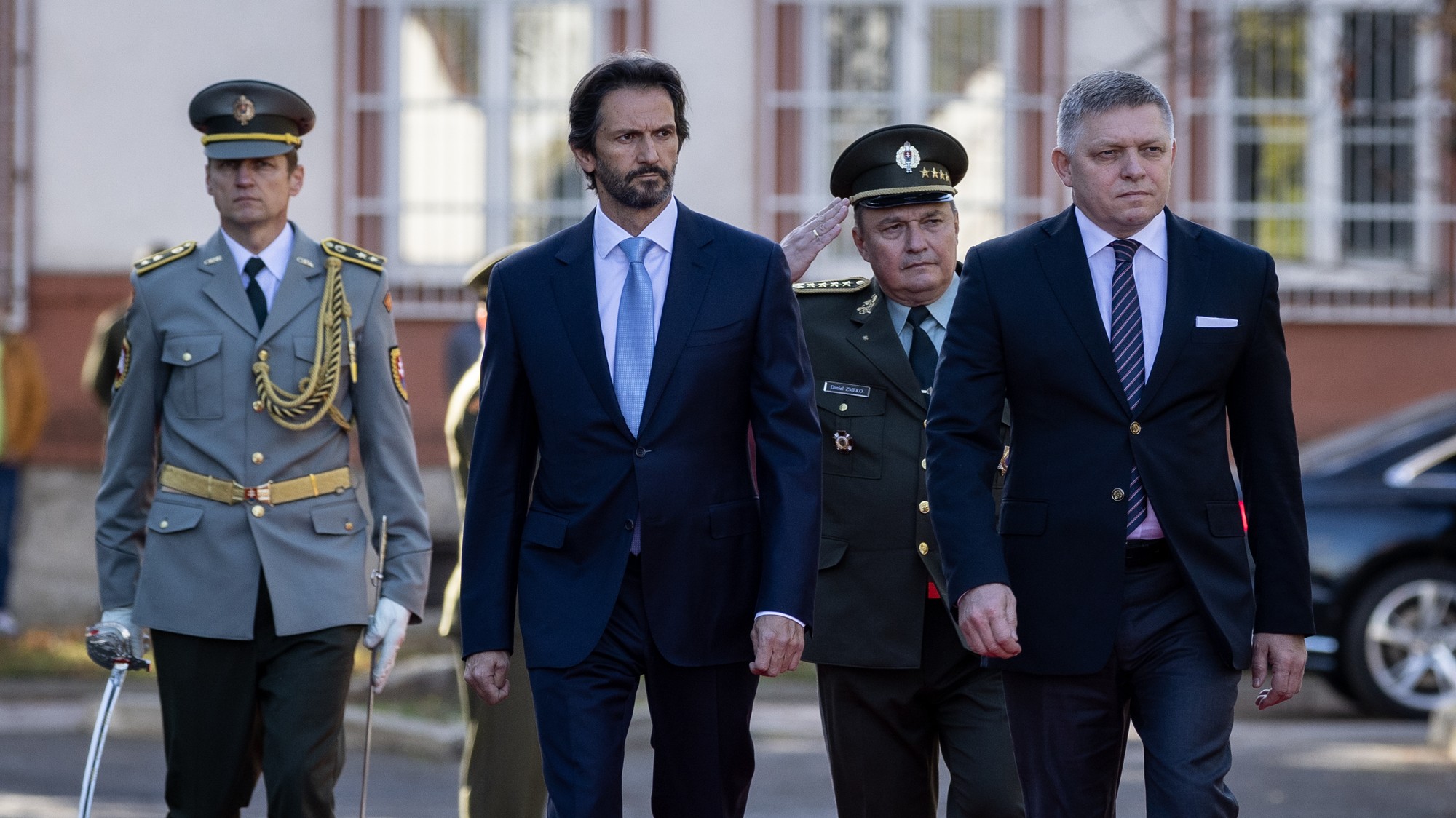 Premiér Robert Fico, Robert Kaliňák, generál Daniel Zmeko na ministerstve obrany.