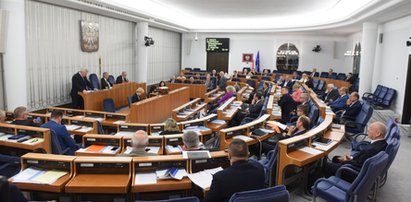 Przez Senat część dzieci nie dostanie 500+?! Decyzja uderzy w tysiące rodzin