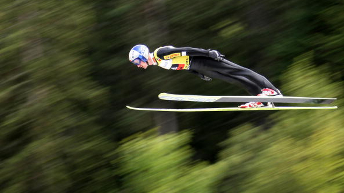 Podczas imprezy FIS Grand Prix 2012 w skokach narciarskich w Wiśle zawody na skoczni im. Adama Małysza obejrzeć może po sześć tysięcy kibiców każdego dnia. Na zmotoryzowanych widzów czekać będą parkingi wokół obiektu, jednak organizatorzy przygotowali bardzo atrakcyjny sposób dojazdu dla kibiców - przejazd ciuchcią z centrum Wisły.