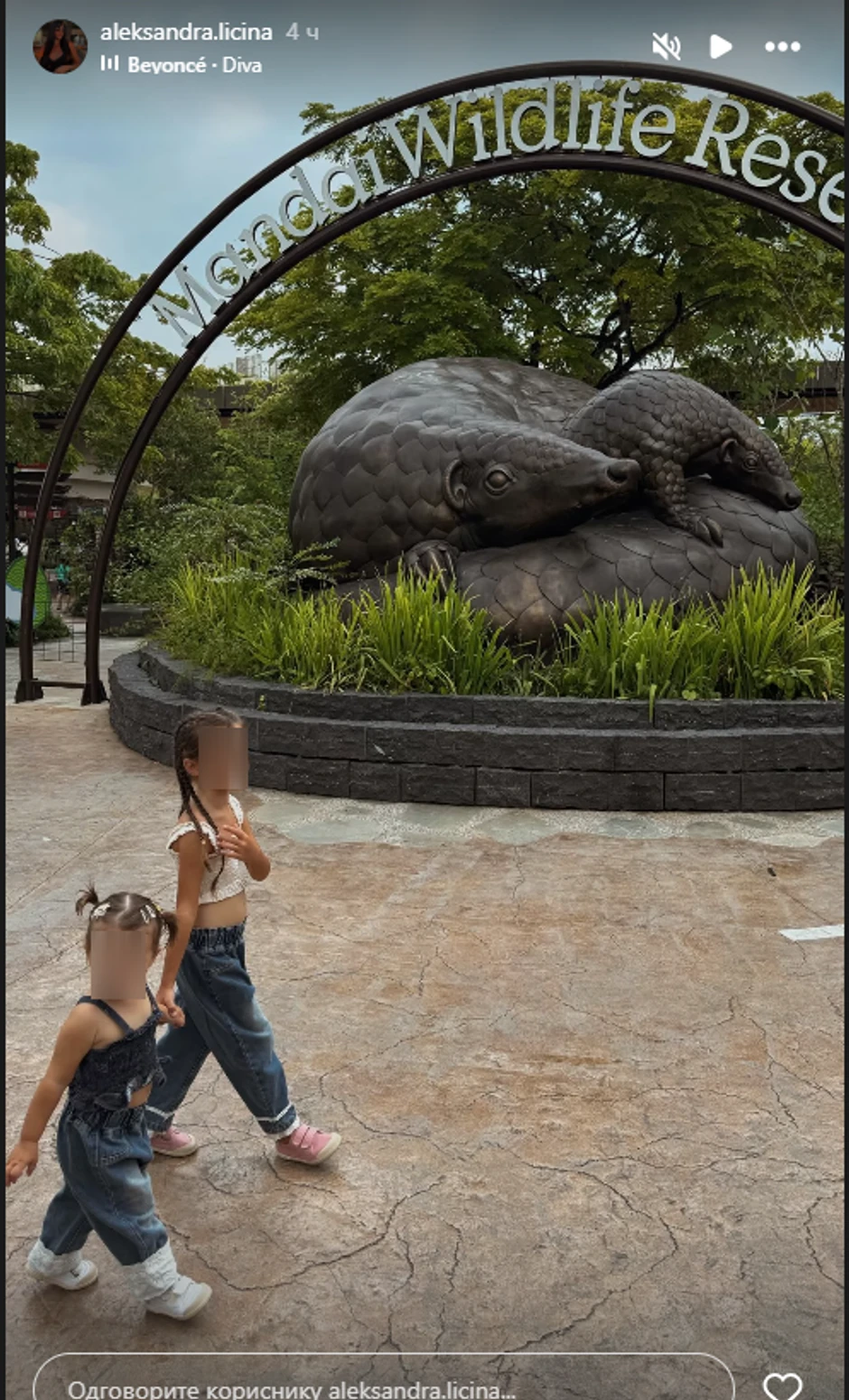 Aleksandra i Luka uživaju sa ćerkama