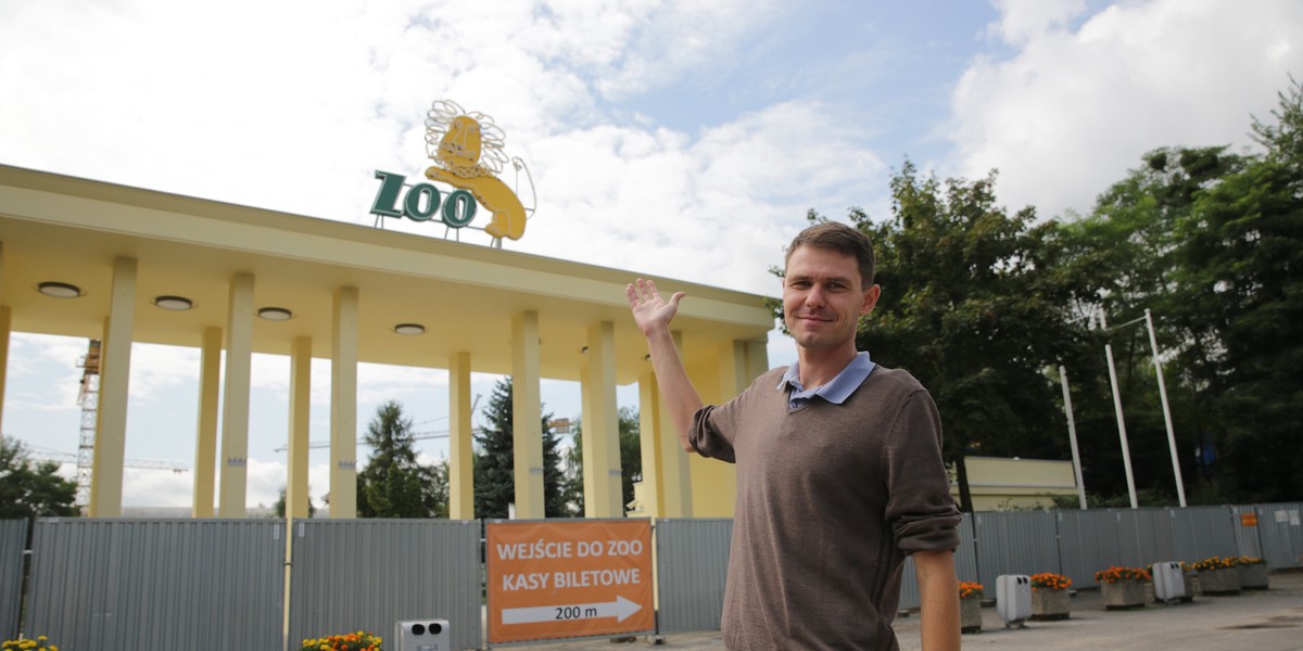 Ryszard Topola pokazuje remontowaną bramę główną wiodącą do wrocławskiego zoo