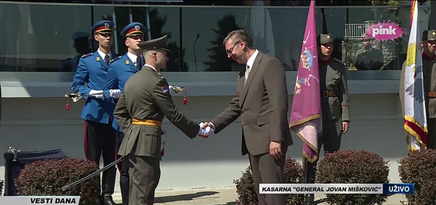 Aleksandar Vučić, kasarna