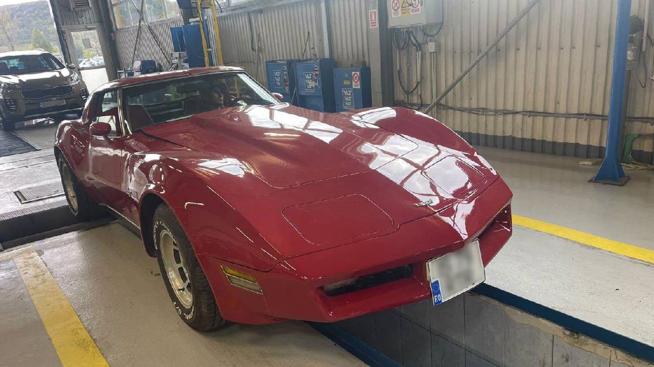 Are aproape 50 de ani, motor V8 și un design care atrage și astăzi privirile. Mașina fotografiată de RAR Iași: „O sportivă americană pur-sânge”