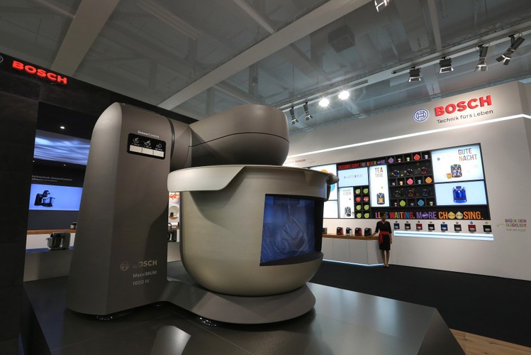 Na berlińskich targach elektroniki IFA firma Robert Bosch GmbH zaprezentowała szeroką ofertę sprzętu AGD. <br>Na zdjęciu widać promocyjny model gigantycznego robota kuchennego, przy pomocy którego można zmiksować wszystkie produkty żywnościowe. <br><br> fot.: Krizstian Bocsi/Bloomberg